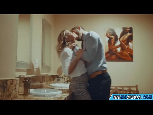 ❤️ Nalika pirang semok seduces sampeyan ing toilet umum ☑ Video seks ing jv.hentai-id-tv.ru ﹏